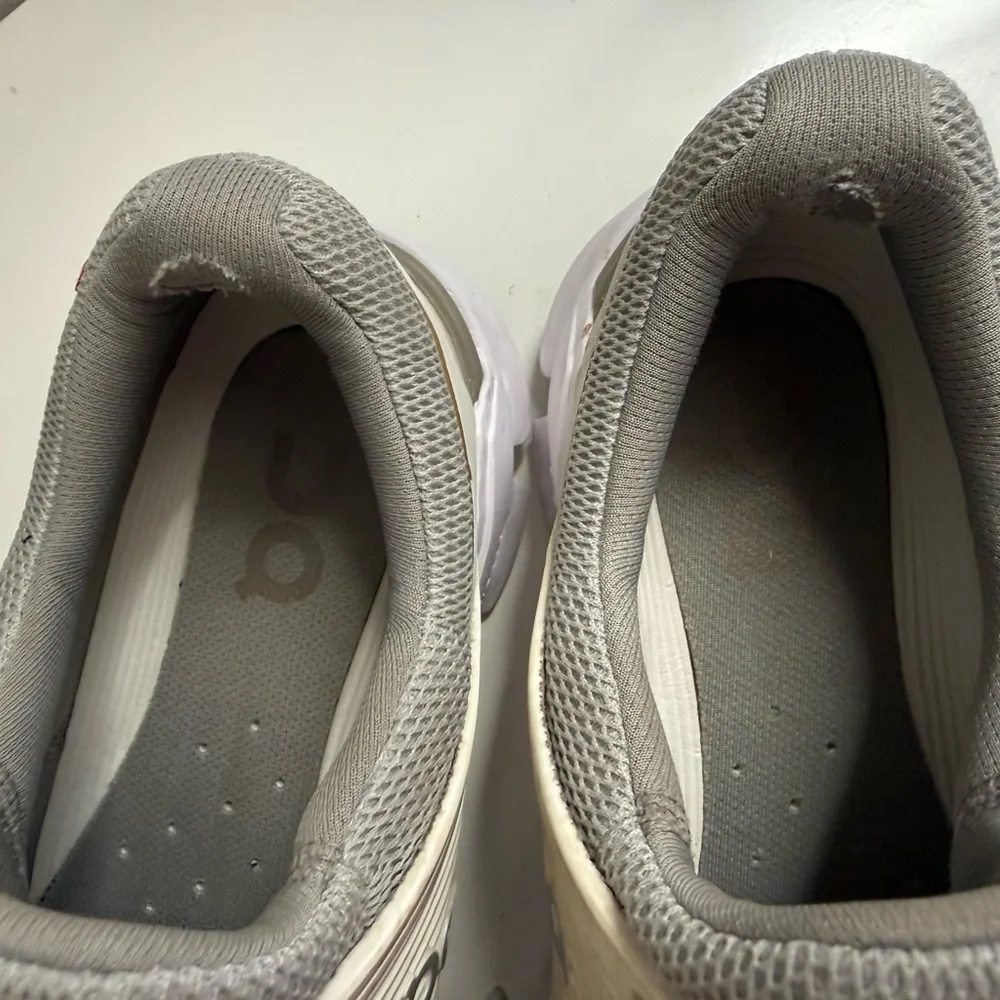 On Running women size 10
Gray Athletic Shoes - Picture 7 of 9